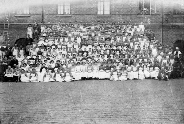 Fil:Gruppefotografering af OMAs arbejdere 1908 Fotograf Ukendt.jpg