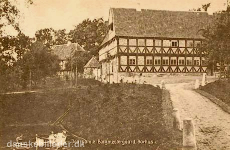 Fil:Den gamle Borgmestergaard og Frands Hansens gård i Danmarks Købstadmuseum 'Den Gamle By' (Ukendt) 1915.jpg