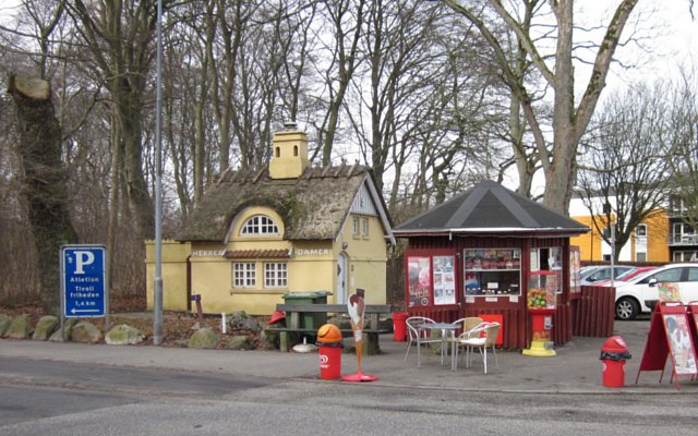 Fil:Nødtørftshuset, fotograf Nana Herluf, 2012.jpg