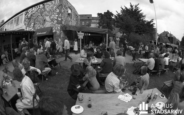 Fil:Sommerfest i Øgadekvarteret.jpg