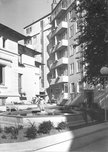Fil:Parti af gårdmiljø i Klintegaarden, Fotograf Thomas Pedersen 1936.jpg