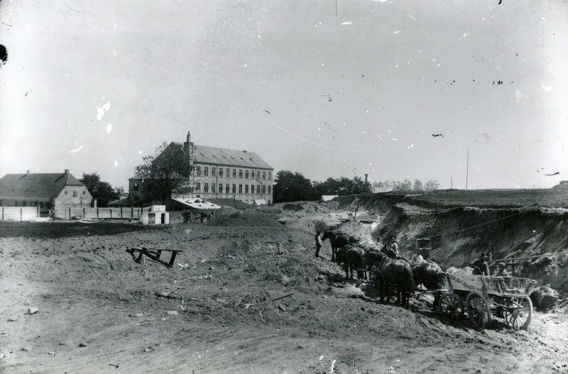 Fil:1890. venstre sukkerhuset, senere hjørnet af H.N.Clausensgade og Brammersgade, i baggrunden Aarhus Kalkværk og Wallensteins skanse.jpg