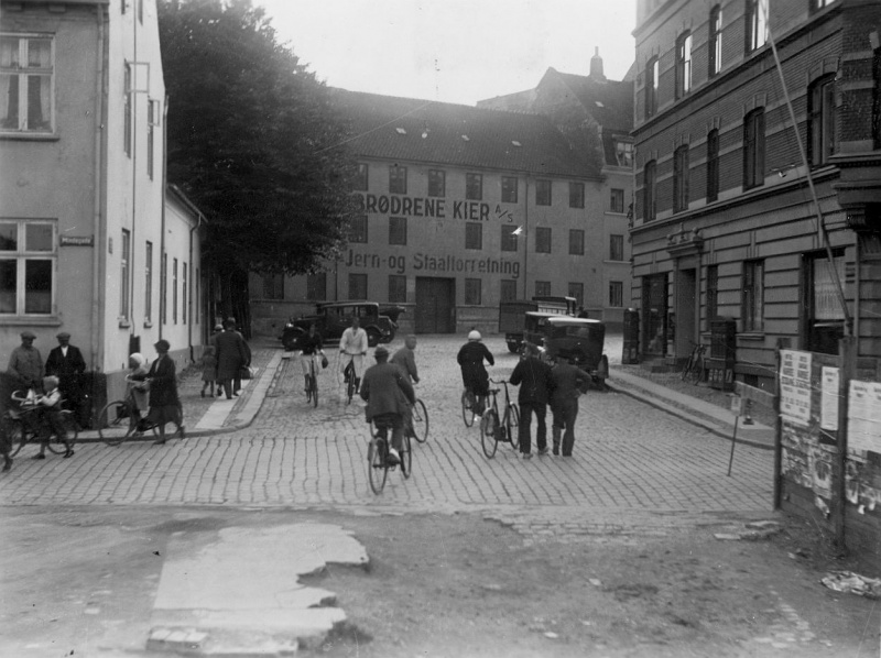 Fil:Fredens Torv ca. 1930, E.A. Ebbesen.jpg