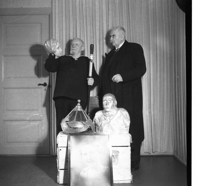Fil:Sophus E. Johnsen opstilling med Drakenberg artefakter.jpg