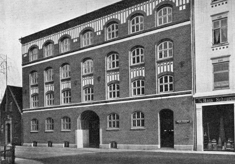Fil:Frue Kirkeplads 2-6,, 1915, ukend tfotograf.jpg