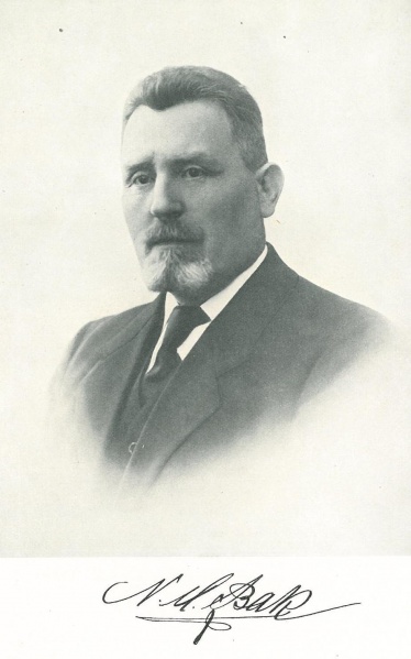 Fil:Niels m bak.jpg