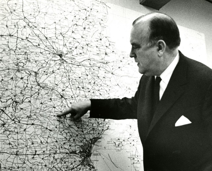 Fil:Robert Svane Hansen her skal lufthavnen ligge.jpg