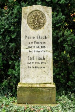 Gravsten Flach.jpg