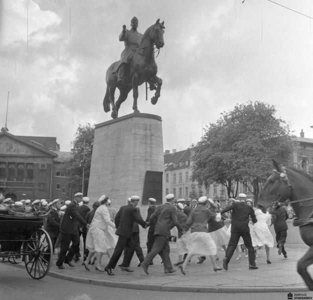 Fil:000276270 l Studenter danser om rytterstatuen IRC 1956.jpg