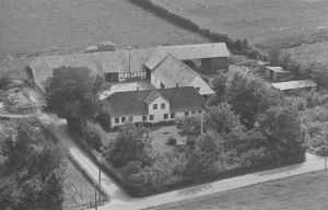 Petersholm Lisbjerg Elevvej 1950 L05837 029 Sylvest Jensen Luftfoto.jpg
