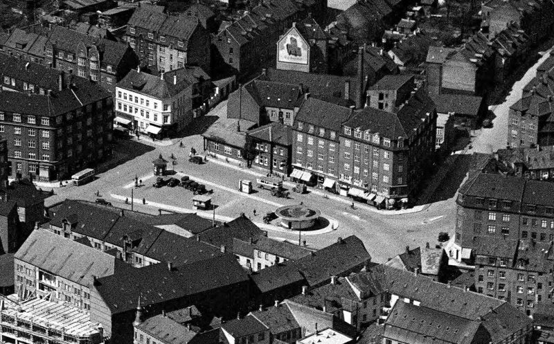 Fil:Vesterbro Torv 1935-37 Aero Ekspress.jpg