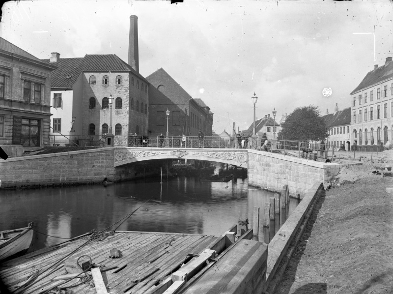 Fil:Mindebroen set fra Revet Hammerschmidt.jpg