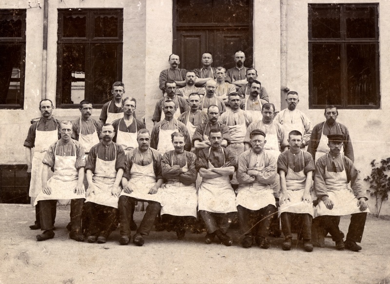Fil:OMA mandskab 1907, Hans Wahlis Nolken Petersen.jpg