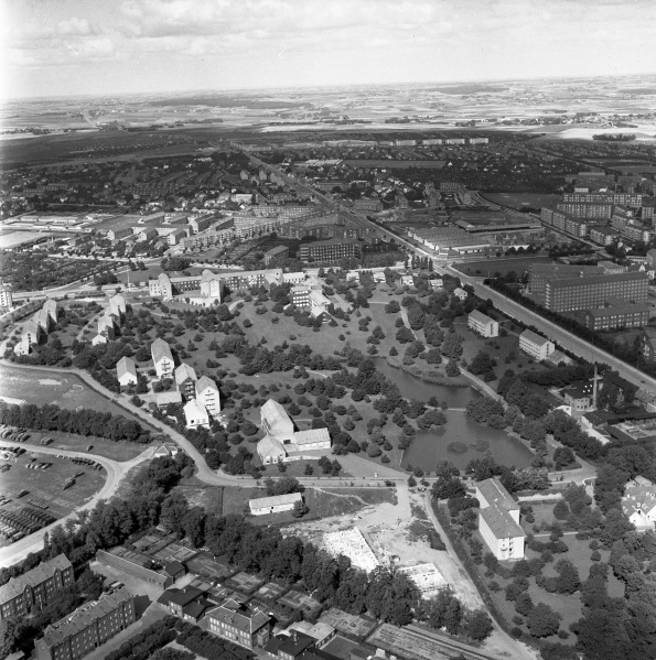 Fil:Luftfotografi af Aarhus Universitet, Fotograf Børge Venge, 1957.jpg