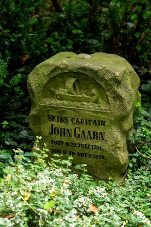 Gravsten John Gaarn.jpg