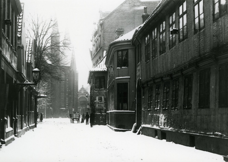 Fil:Skolegade set mod Domkirkepladsen, 1902, ukendt fotograf.jpg
