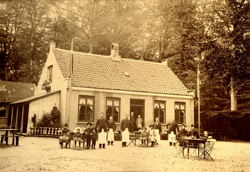 Fil:Ferdinandspladsen, 1884, ukendt fotograf.jpg