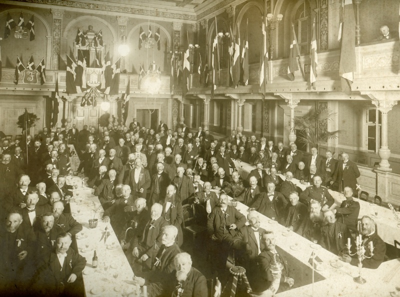 Fil:20.bataljon i Den folkelige Forsamlingsbygning 1910.jpg