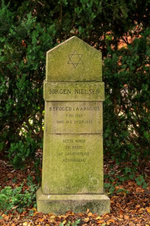 Gravsten Jørgen Nielsen.jpg