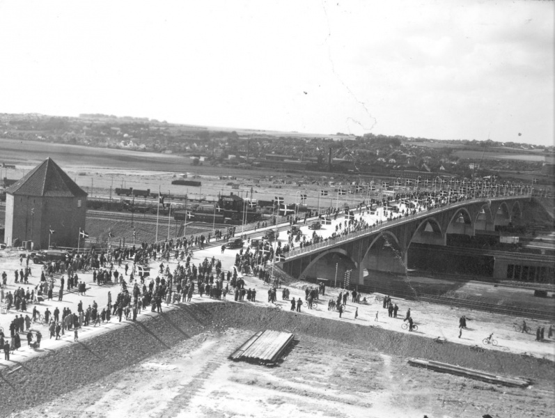 Fil:Ringgadebroen indvielse 1938.jpg