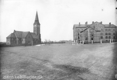 Finsensgades Skole og Skt. Johannes Kirke. Set mod Skt. Johannes Allé og Finsensgade. I baggrunden Langelandsgades Kaserne (Michele Alessio Caprani) 1909.jpg