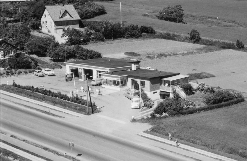 Fil:H13766 018 Tankstationen i Lisbjerg Sylvest Jensen Luftfoto.jpg