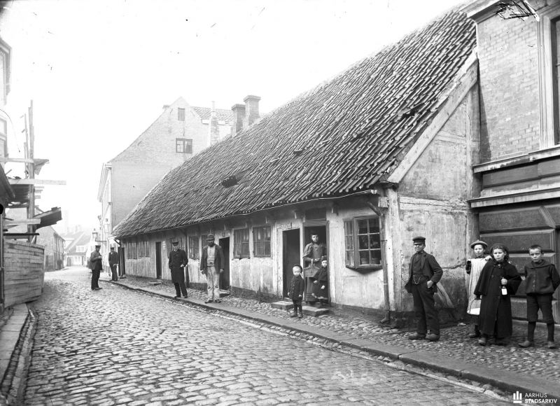 Fil:Enkeboliger og i Klostergade.jpg