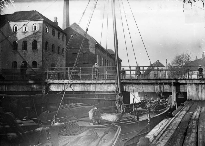Fil:Mindebro af trae ca1890 soeren fisker.png