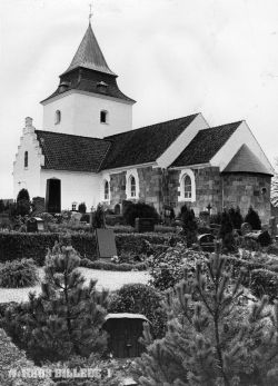 Spørring Kirke fra aarhusbilleder.dk.jpg