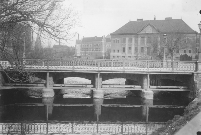 Fil:Slusebroen-Ebbesen 1922.png