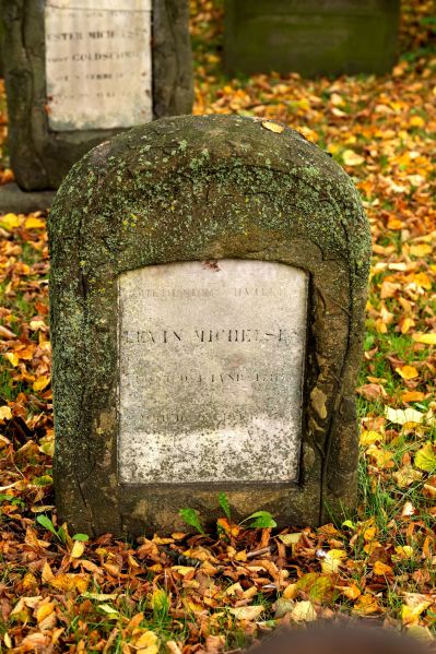 Fil:Gravsten Levin Michelsen.jpg