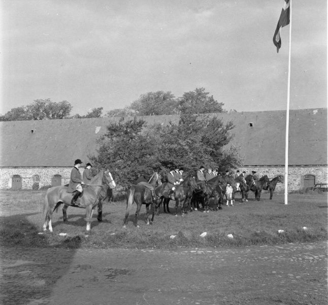 Fil:Århus Rideklubs hubertusjag 1958 Vilhelmsborg.jpeg