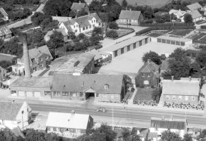 Lisbjerg Andelsmejeri Sylvest Jensen luftfoto DKB 1956.jpg