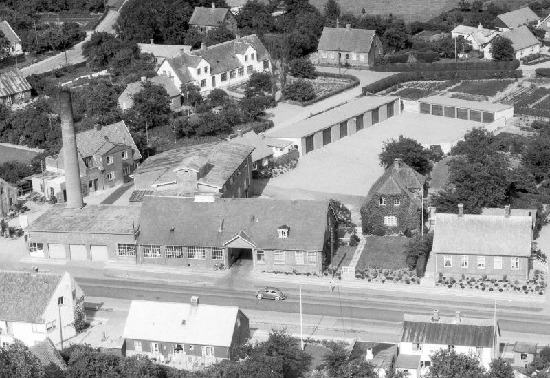 Fil:Lisbjerg Andelsmejeri Sylvest Jensen luftfoto DKB 1956.jpg