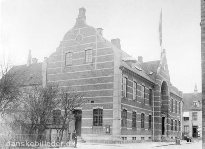 Fil:Aarhus rådhus Mejlgade ca. år 1900.jpg