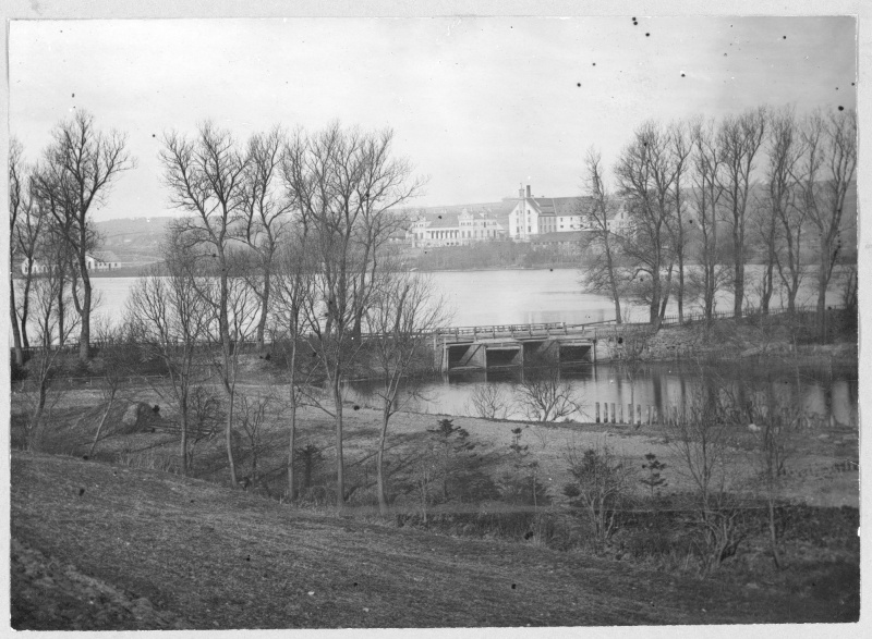 Fil:Slusebroen til Mølledammen, 1870, ukendt fotograf.jpg