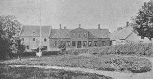 Graa moelle lisbjerg 1906 la cour.jpg