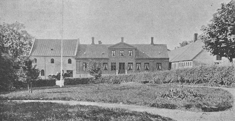 Fil:Graa moelle lisbjerg 1906 la cour.jpg