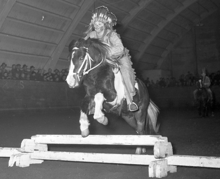 Fil:Aarhus Ridehal, fastelavn, 1958.jpg