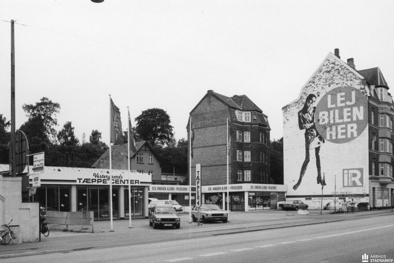 Fil:Vestergaards tæppe center, Skovvejen 15-17.jpg