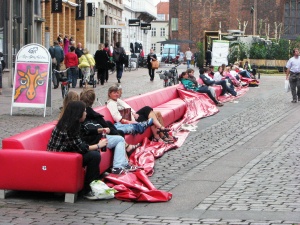 Rød sofa århus just.jpg