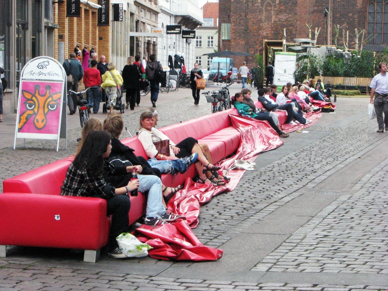 Fil:Rød sofa århus just.jpg