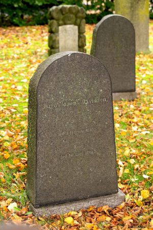 Gravsten Hugo Joseph Davidsen.jpg