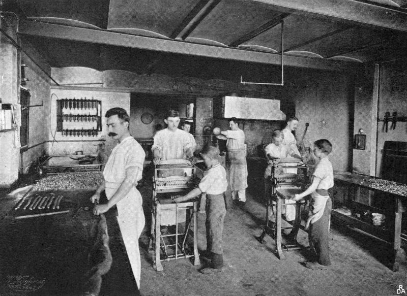 Fil:De forenede sukkervarefabriker fremstilling af bonbons ca 1904.jpg
