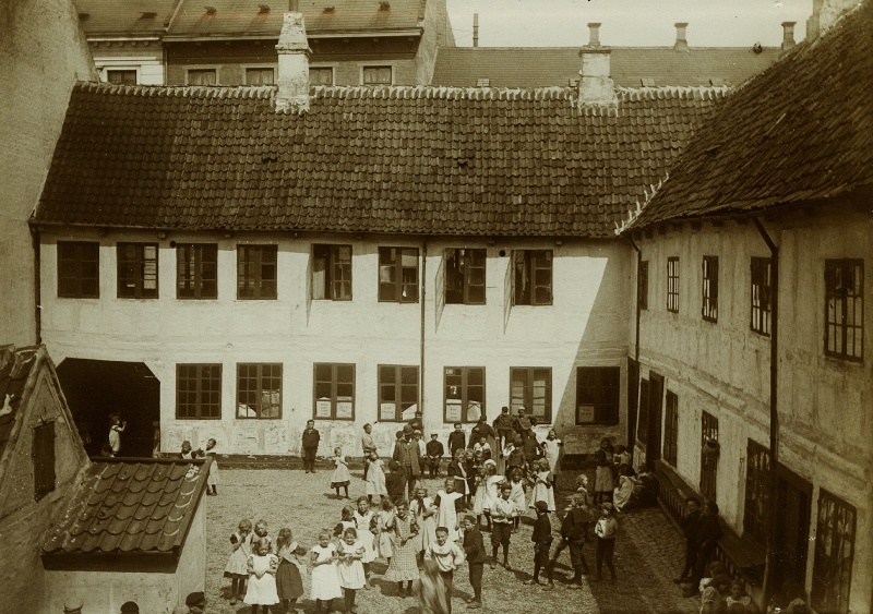 Fil:Borgerskolen, Vestergade 23, 1907.jpg