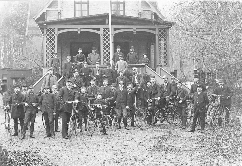 Fil:Aarhus Bicykle Club, ukendt, ca. 1898.jpg
