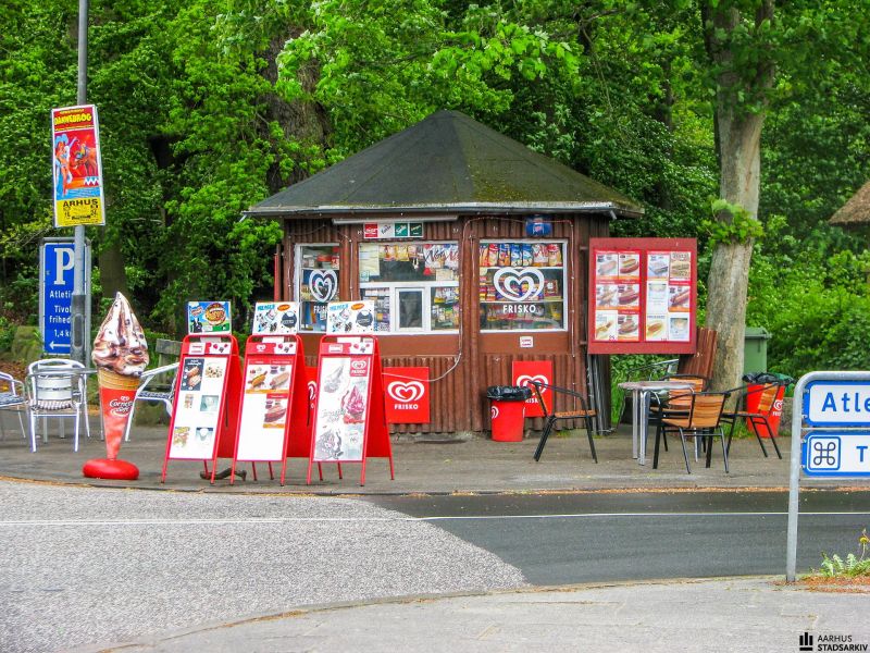 Fil:Ishuset på hjørnet af Kongevejen og Skovbrynet.jpg