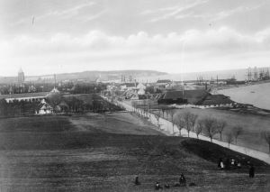 Udsigt mod Aarhus fra Wallensteins Skanse, 1864-1865.jpg