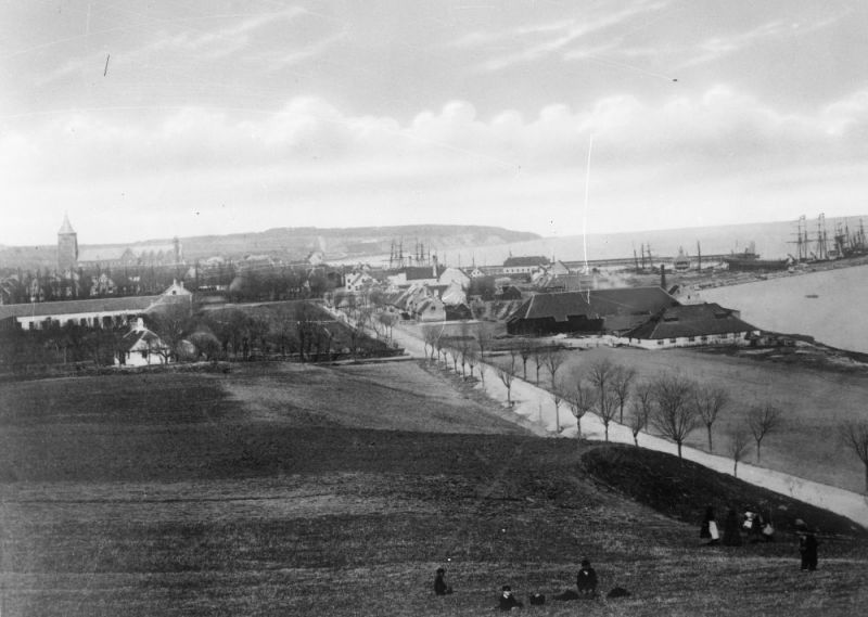 Fil:Udsigt mod Aarhus fra Wallensteins Skanse, 1864-1865.jpg
