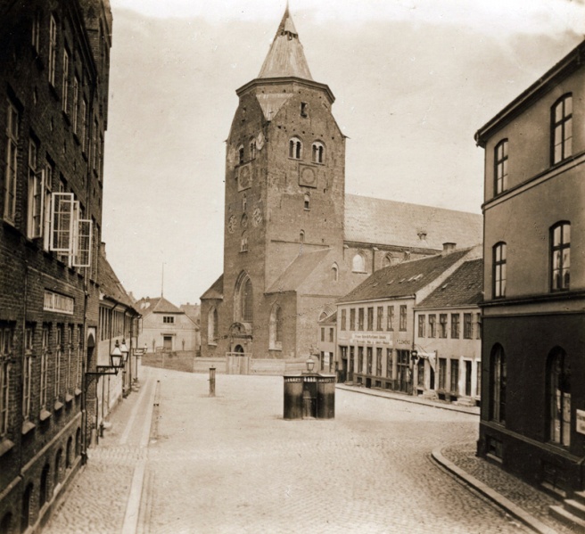 Fil:Dokirken Skt Clemens Torv 1870.jpg